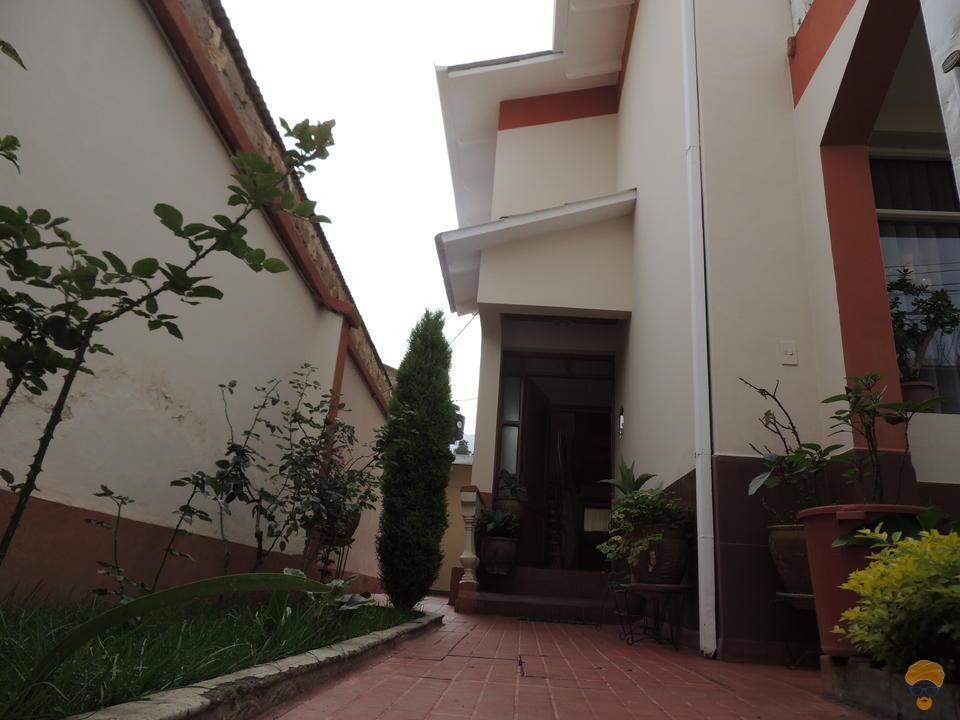 3-thumbnail-vendo-casa-de-2-plantas-av-simon-lopez