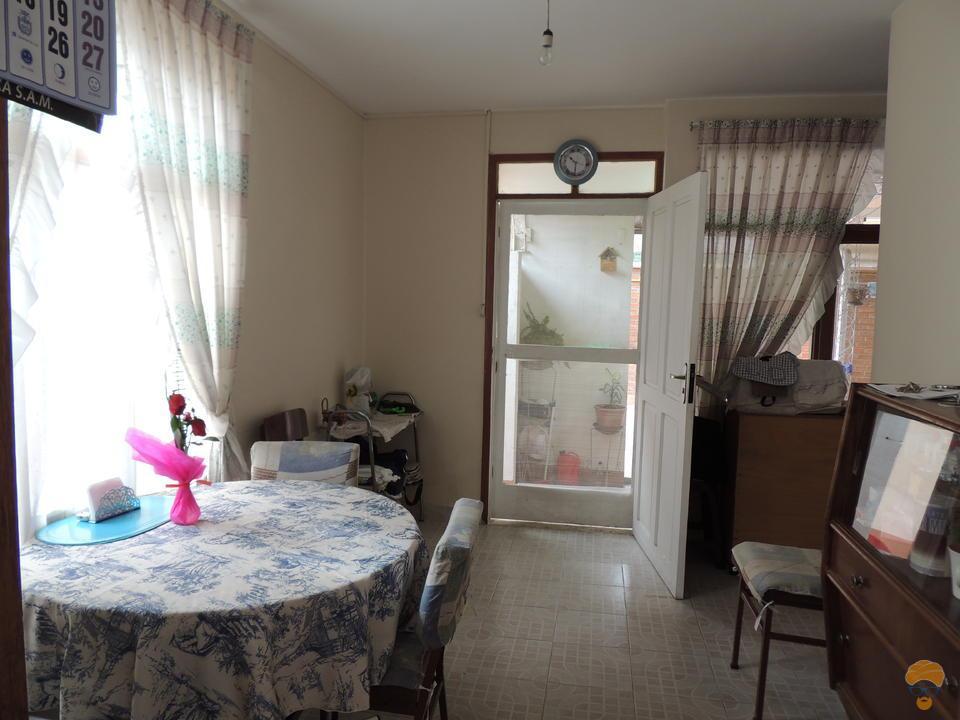 11-thumbnail-vendo-casa-de-2-plantas-av-simon-lopez