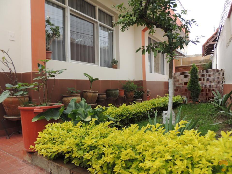 4-thumbnail-vendo-casa-de-2-plantas-av-simon-lopez