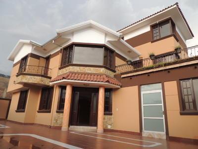 hermoso-chalet-de-tres-planta-col-senor-de-mayo