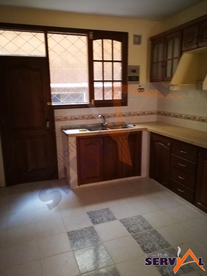4-thumbnail-casa-de-3-pisos-en-inmediaciones-av-pando