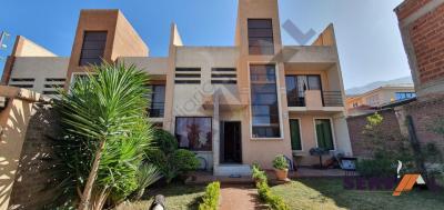 casa-de-2-plantas-independiente-av-isabel-calvimo